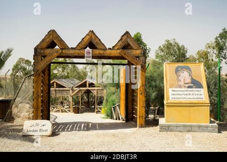 Ingresso al sito del battesimo in Giordania a est banca del fiume Giordano Foto Stock