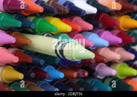 Alcuni pastelli di cera colorati con profondità di campo poco profonda Foto Stock