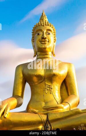 Buddha Grande d'Oro a Pattaya, Thailandia in una giornata estiva Foto Stock