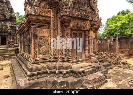 Tempio di Banteay Srei nel complesso Angkor Wat a Siem Reap, Cambogia in una giornata estiva Foto Stock