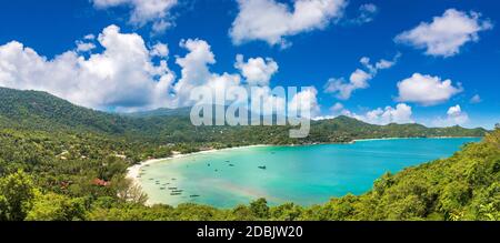 Panorama di Ao Thong Nai Pan noi spiaggia sull'isola di Koh Phangan, Thailandia in una giornata estiva Foto Stock