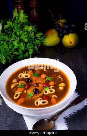 La zerninaa con gli spaghetti è una zuppa tradizionale polacca Foto Stock