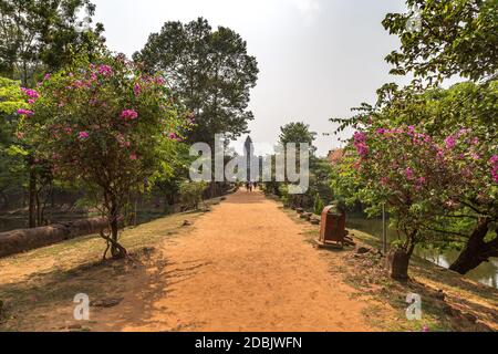 Bakong Prasat tempio nel complesso Angkor Wat a Siem Reap, Cambogia in una giornata estiva Foto Stock