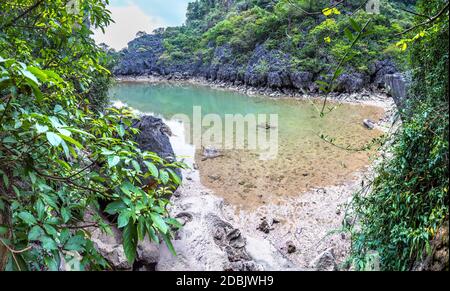Panorama di enorme grotta nella baia di Halon, Vietnam in una giornata estiva Foto Stock