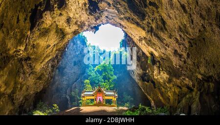 Panorama del padiglione reale nella grotta di Phraya Nakorn, Parco Nazionale Khao Sam Roi Yot, Thailandia in un giorno estivo Foto Stock