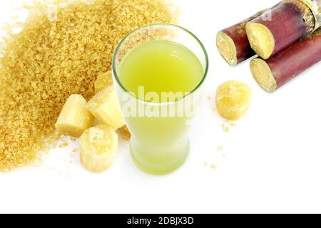 succo di canna da zucchero e taglio fresco di canna da zucchero, canna da zucchero, zucchero granulato giallo marrone Foto Stock