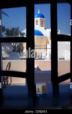 Tramonto sulla cupola blu della chiesa e il paesaggio vulcanico di Santorini. Una foto di paesaggio sopra il villaggio di Oia a Santorini, Grecia. Il subje principale Foto Stock