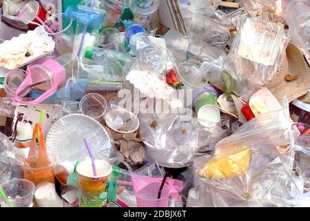 Immondizia bottiglia di plastica sfondo, sacco di plastica rifiuti lotti trama immondizia Foto Stock