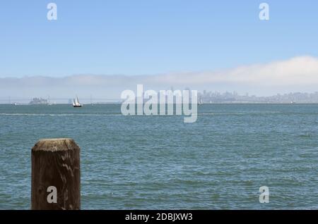 Vista panoramica di Alcatraz da Sausalito, California Foto Stock