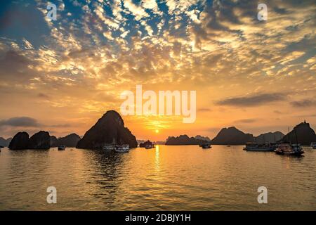 Tramonto nella baia di ha along, Vietnam in una giornata estiva Foto Stock