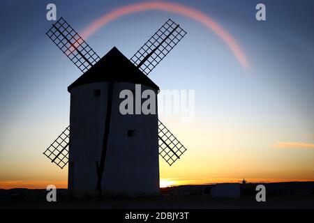 mulini a vento. Consuegra. Spagna un'importante città della provincia di Toledo, nella zona di la Mancha, di origine romana. Situato ai piedi del Cerro Calderi Foto Stock
