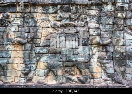 Scultura sulla parete Terrazza del tempio degli Elefanti è Khmer antico tempio nel complesso Angkor Wat a Siem Reap, Cambogia Foto Stock