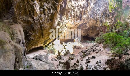 Panorama del padiglione reale nella grotta di Phraya Nakorn, Parco Nazionale Khao Sam Roi Yot, Thailandia in un giorno estivo Foto Stock