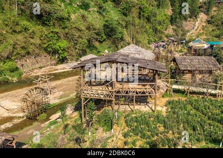 Mulino ad acqua nel villaggio Cat Cat vicino Sapa, Lao Cai, Vietnam in una giornata estiva Foto Stock