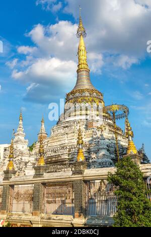 Wat Saen Fang - tempio buddista a Chiang mai, Thailandia in una giornata estiva Foto Stock