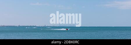 Moto d'acqua sul lago Michigan, con lo skyline di Chicago in lontananza, visto da Whiting, Indiana, USA Foto Stock