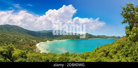 Panorama di Ao Thong Nai Pan noi spiaggia sull'isola di Koh Phangan, Thailandia in una giornata estiva Foto Stock