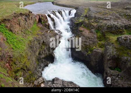 Kolufossar, una cascata nel nord-ovest dell'Islanda presso il canyon Kolugljufur. Foto Stock