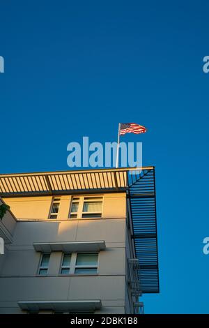 Bandiera sul tetto dell'Ambasciata americana a Berlino Foto Stock