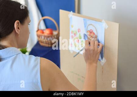 L'artista novizio cerca di dipingere ancora la vita in studio Foto Stock