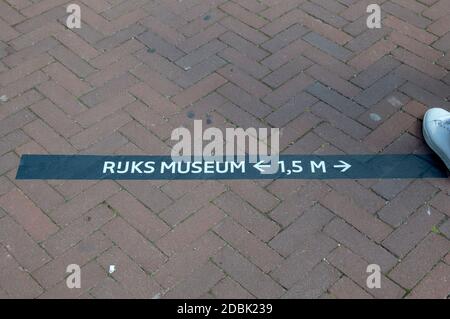 Mantenere la distanza sul pavimento al Rijksmuseum di Amsterdam Paesi Bassi 20-6-2020 Foto Stock