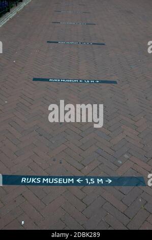 Mantenere la distanza sul pavimento al Rijksmuseum di Amsterdam Paesi Bassi 20-6-2020 Foto Stock