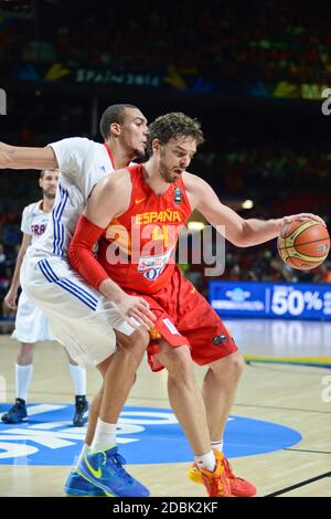 Pau Gasol (Spagna) contro Rudy Gobert (Francia). Coppa del mondo di basket Spagna 2014, quarti di finale Foto Stock