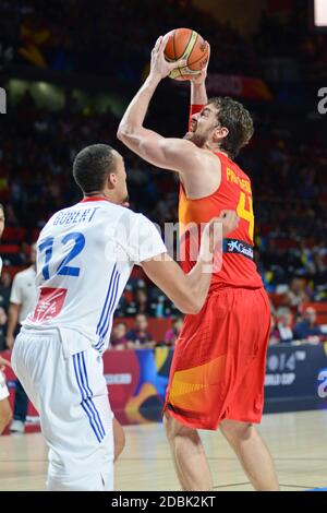 Pau Gasol (Spagna) contro Rudy Gobert (Francia). Coppa del mondo di basket Spagna 2014, quarti di finale Foto Stock