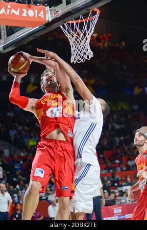 Pau Gasol (Spagna) contro Rudy Gobert (Francia). Coppa del mondo di basket Spagna 2014, quarti di finale Foto Stock