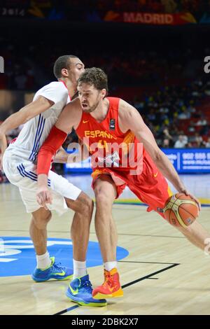 Pau Gasol (Spagna) contro Rudy Gobert (Francia). Coppa del mondo di basket Spagna 2014, quarti di finale Foto Stock