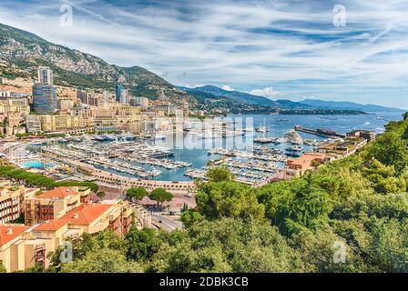 Vista su yacht e appartamenti di lusso di Port Hercules nel quartiere la Condamine, centro città e porto di Monte Carlo, Costa Azzurra, Principato di Foto Stock