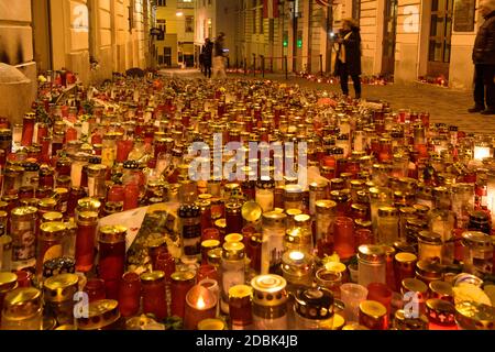 Wien, Vienna: Candele e fiori per le vittime del terrore del 02. Novembre 2020, nel vicolo Seitenstettengasse, ditsrict Bermudadreieck (triangolo delle Bermuda) Foto Stock