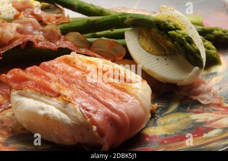 Formaggio italiano tradizionale tomino con pancetta Foto Stock