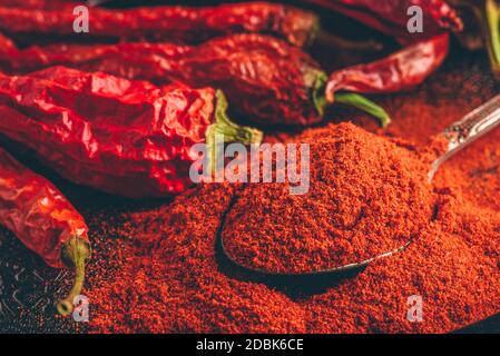 1 cucchiaio di peperoncino rosso in polvere pepe con peperoni secchi Foto Stock