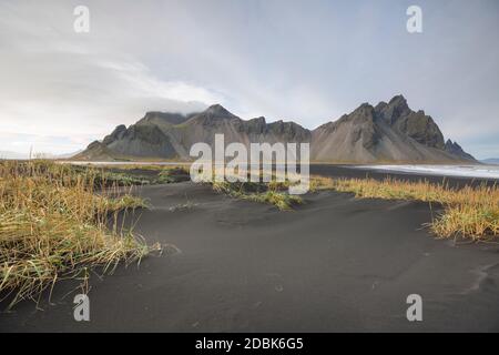 Vestahorn Mountains and environment, Islanda. Foto Stock