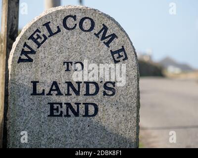 Un segno di pietra dice 'Welcome to Land's End' in Cornovaglia, UK.iconic attrazione turistica Foto Stock