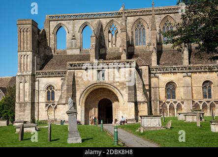 Malmesbury, Wiltshire, Inghilterra, Regno Unito. 2020. L'esterno del 12 ° secolo Abbazia di Malmesbury e cimitero. Foto Stock