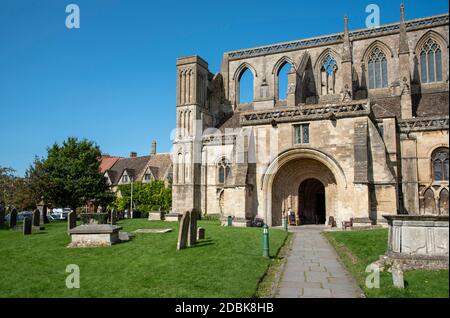 Malmesbury, Wiltshire, Inghilterra, Regno Unito. 2020. L'esterno del 12 ° secolo Abbazia di Malmesbury e cimitero. Foto Stock