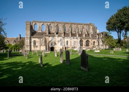 Malmesbury, Wiltshire, Inghilterra, Regno Unito. 2020. L'esterno del 12 ° secolo Abbazia di Malmesbury e cimitero. Foto Stock