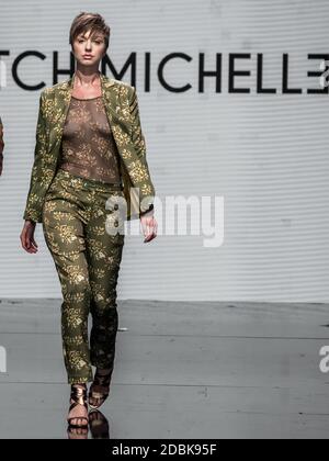 I modelli percorrono la pista per Catch Michell alla Los Angeles Fashion Week S/S 20 con tecnologia Art Hearts Fashion al Majestic Downtown, LOUISIANA Foto Stock