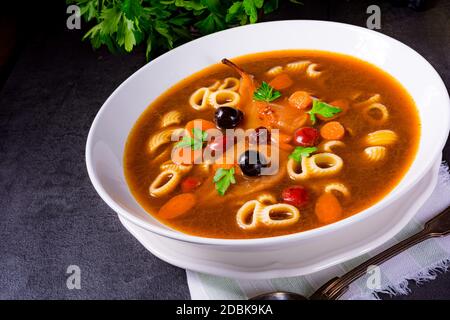 La zerninaa con gli spaghetti è una zuppa tradizionale polacca Foto Stock