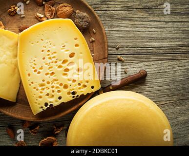 Vari tipi di formaggi stagionati serviti su tavola di legno, pezzi tradizionali di formaggio fatto a mano. CopySpace per il testo Foto Stock