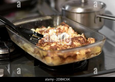 Carne di pollame al forno con patate su una teglia, su un piatto Foto Stock