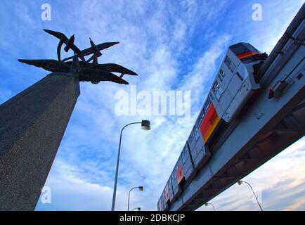 Paesaggio con Tama Monorail. Luogo di ripresa: Musashino-shi, Tokyo Foto Stock