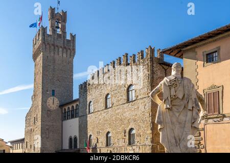 Palazzo dei Priori e la sua torre dell'orologio. Sede del Municipio di Arezzo, si trova in Piazza della Liberta'. Costruito nel XIV secolo, Arezzo, Toscana, Italia Foto Stock