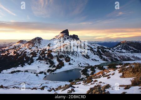 Vista della montagna coperta di neve Black Tusk da Panorama Ridge, Garibaldi Lake, Whistler, British Columbia, Canada Foto Stock