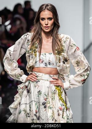 I modelli percorrono la pista per Catch Michell alla Los Angeles Fashion Week S/S 20 con tecnologia Art Hearts Fashion al Majestic Downtown, LOUISIANA Foto Stock