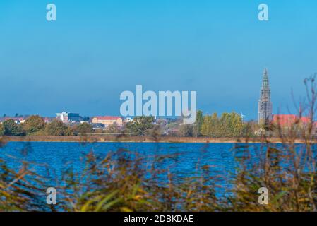 Lago di Haddeyer Noor con la città storica di Schleswig, Schleswig-Holstein, Germania del Nord, Europa centrale Foto Stock