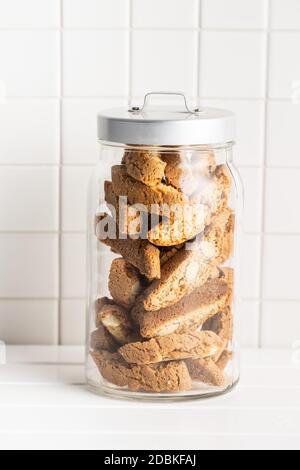 Biscotti dolci alla cantuccina. Biscotti di mandorle in vaso. Foto Stock