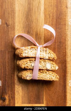 Biscotti dolci alla cantuccina. Biscotti di mandorle su tavola di legno. Vista dall'alto. Foto Stock